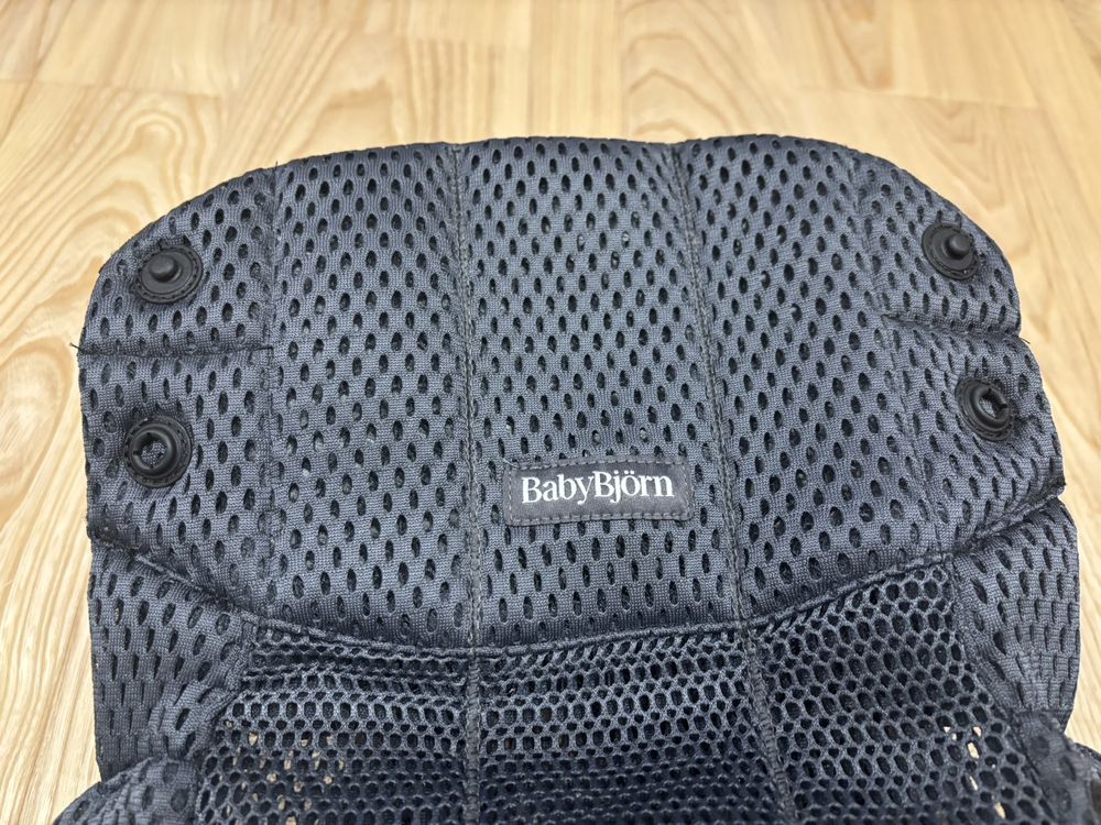 ヘッドサポート部分。BabyBjornのタグと、左右に2つずつ並ぶスナップボタン