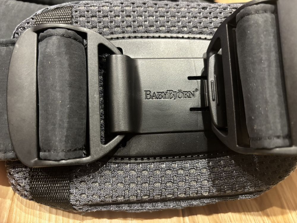 ウエストベルトのバックル。BABYBJORNの刻印が入っている