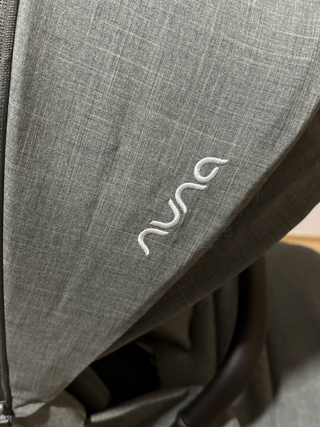 NUNA IXXA swivの幌に入ったnunaのロゴ刺繍のアップ
