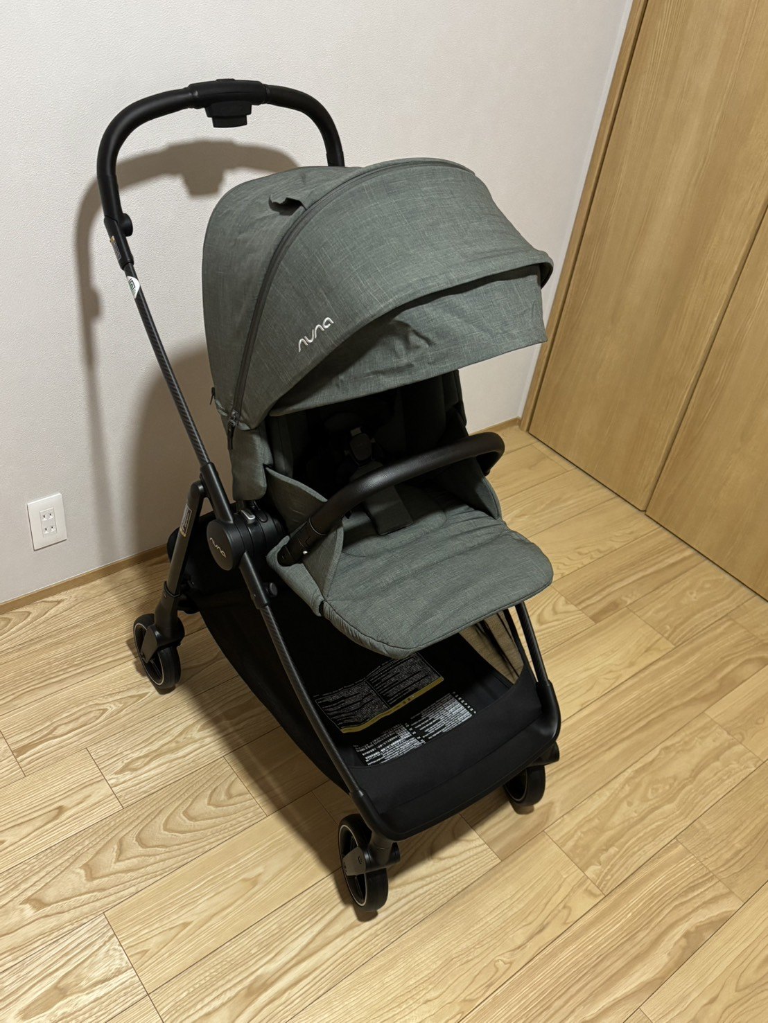 NUNA IXXA swivを背面向き（進行方向向き）にした全体像を斜めから見たところ